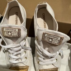 Brandnew converse shoes women